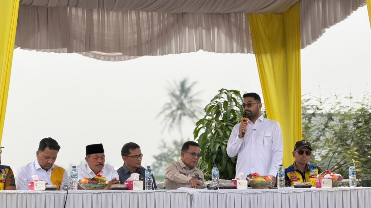 Anggota DPR RI Zigo Rolanda meninjau lokasi pembangunan lima ruas jalan di Tanah Datar senilai Rp93,2 miliar.