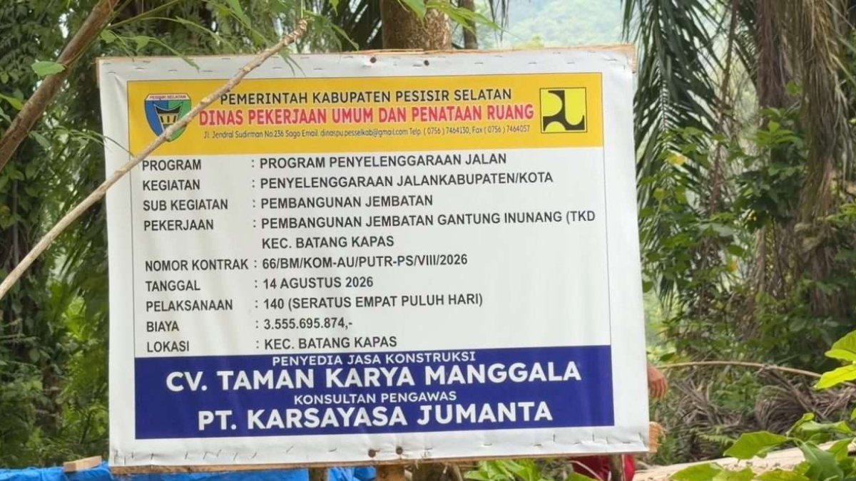 Pekerja sedang melanjutkan kembali pembangunan Jembatan Gantung Inunang di Pesisir Selatan setelah tunggakan dilunasi.