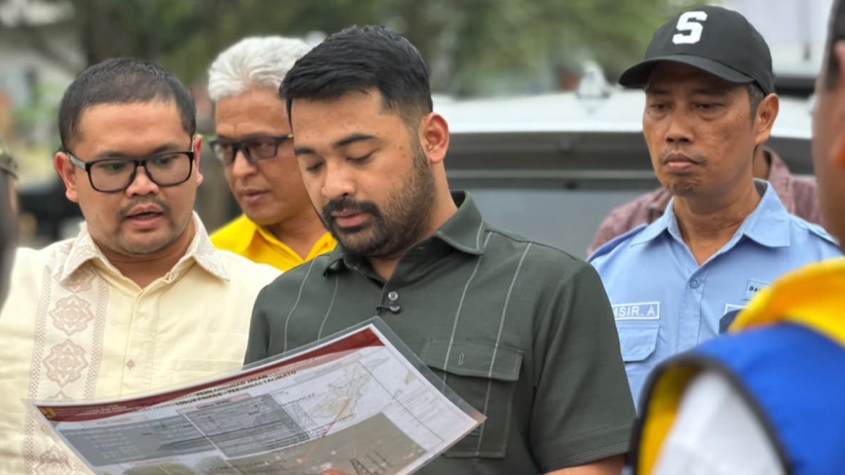 Zigo Rolanda meninjau lokasi proyek pembangunan jalan Lubuk Pinang–Perumnas Talimato di Sawahlunto.