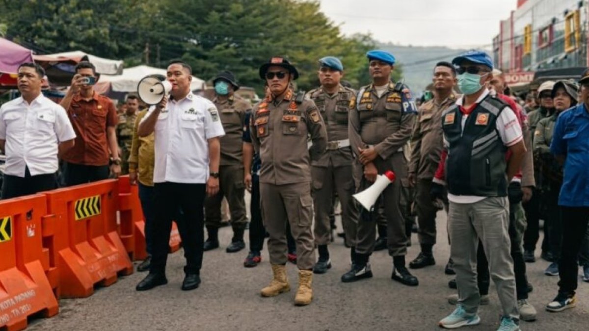 Petugas Satpol PP dan pedagang saat proses relokasi PKL ke rubanah Blok 2 Pasar Raya Padang.