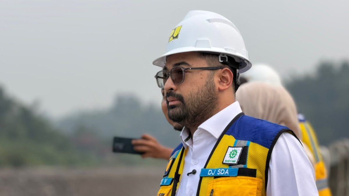 Anggota DPR RI Zigo Rolanda meninjau progres pembangunan proyek sabo dam di Batang Malana, Tanah Datar.