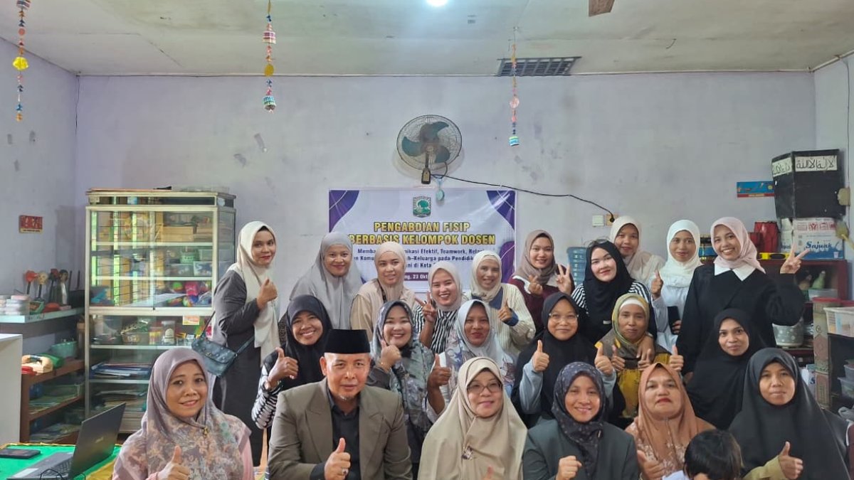 Dosen FISIP Unand memberikan pelatihan komunikasi efektif kepada guru dan orang tua di TK Mutiara Ananda Padang.