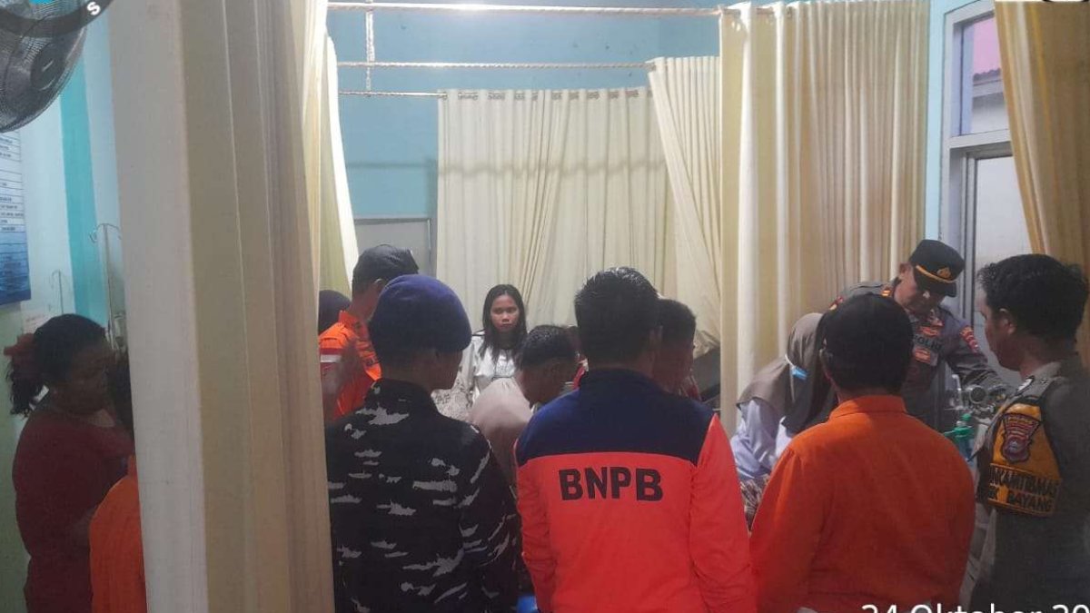 Proses evakuasi bocah 8 tahun yang selamat setelah terseret arus dan mengapung selama dua jam di Pantai Api-Api, Pessel.