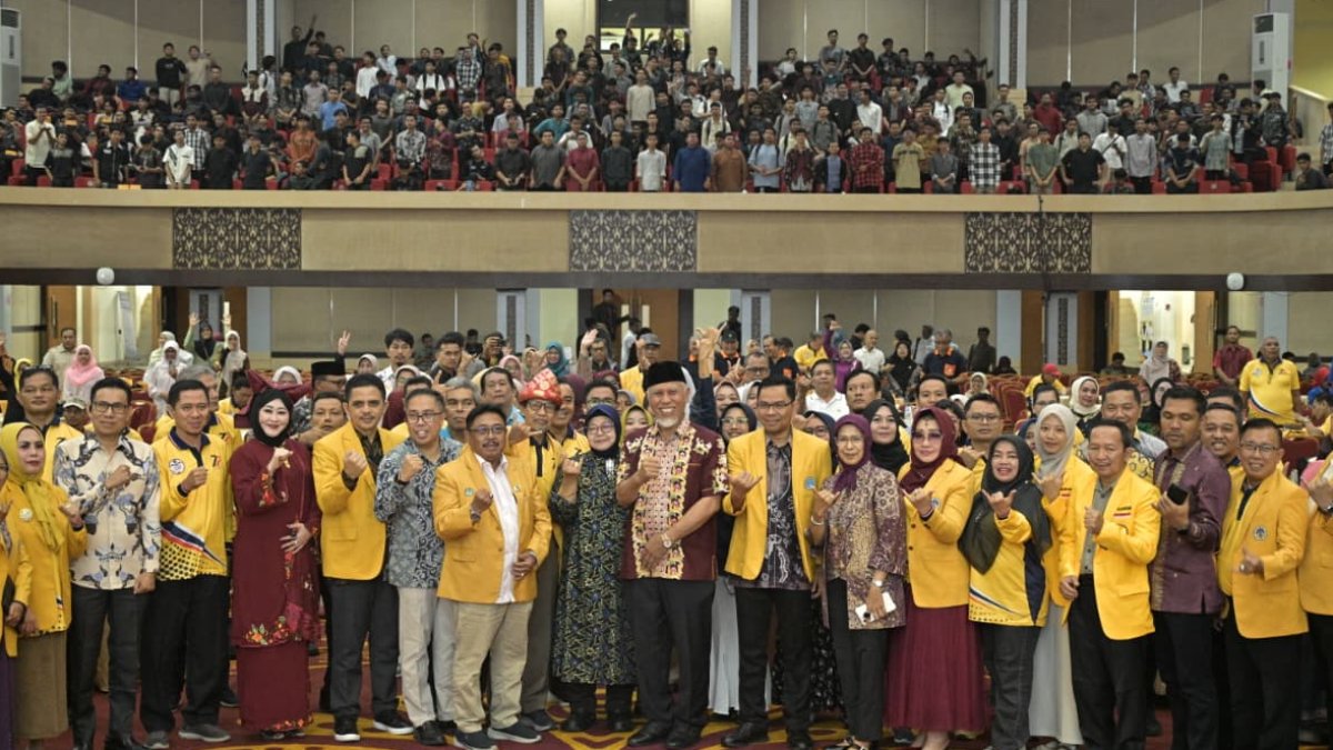 Gubernur Sumbar Mahyeldi berbicara di depan alumni UNP untuk mengajak kontribusi dalam pengembangan UMKM dan pendidikan.