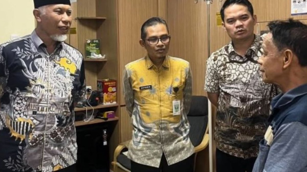 Gubernur Sumbar Mahyeldi menjenguk Ketua MUI Sumbar Zulkarnaini, korban selamat kebakaran KMP Batumandi di RS Medika Cilegon.