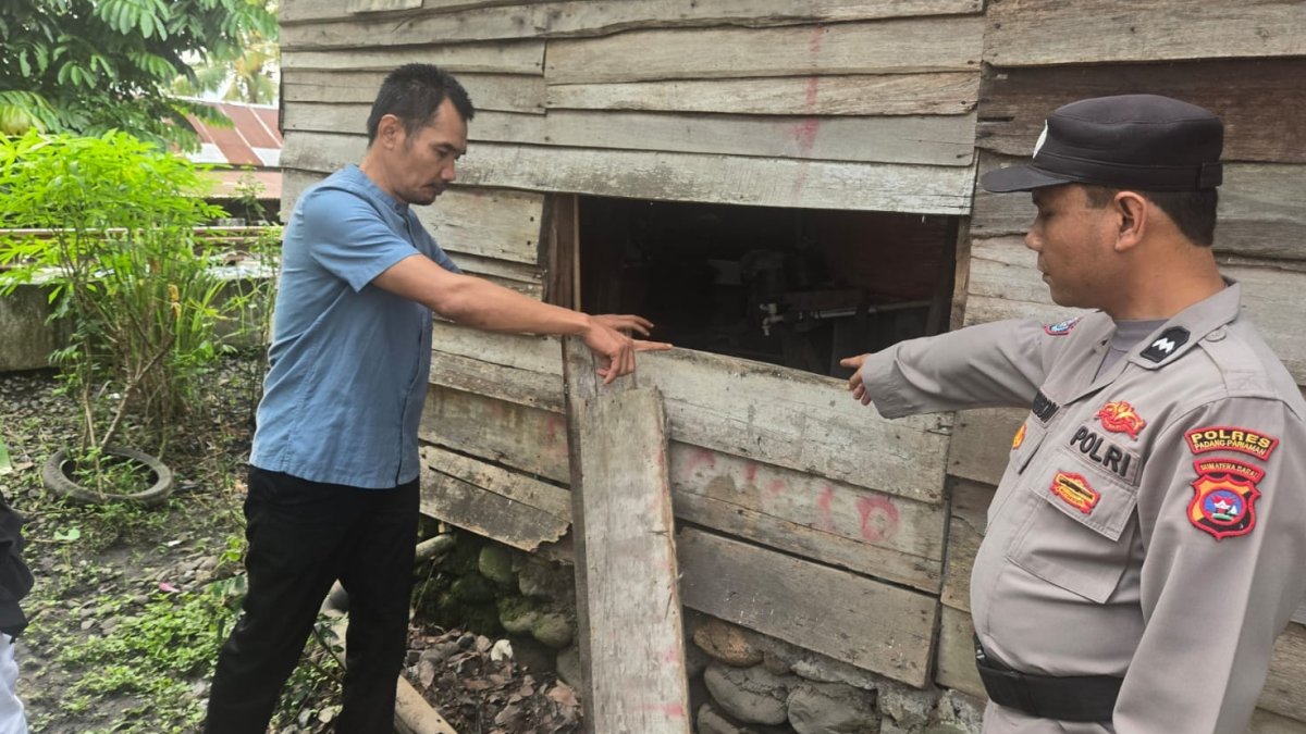 Garis polisi di rumah wartawan di Padang Pariaman yang menjadi korban pencurian perangkat elektronik dan data penting.