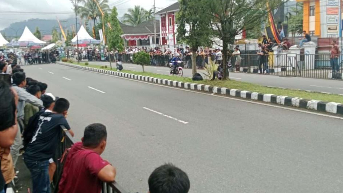 Pembalap motor beraksi di ajang Drag Bike Bupati Pasaman II dalam rangka perayaan HUT ke-81 Kabupaten Pasaman.