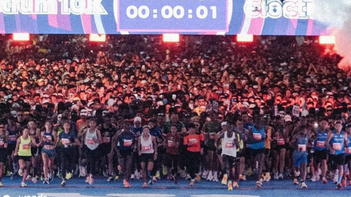 Pramono Anung memberikan keterangan pers mengenai pentingnya kepatuhan aturan cut-off time di Jakarta Running Festival 2026.