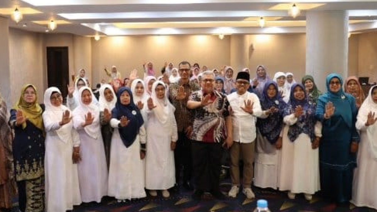 Ketua DPRD Sumbar Muhidi saat memberikan arahan mengenai konsep masjid ramah anak dalam bimbingan teknis di Padang.