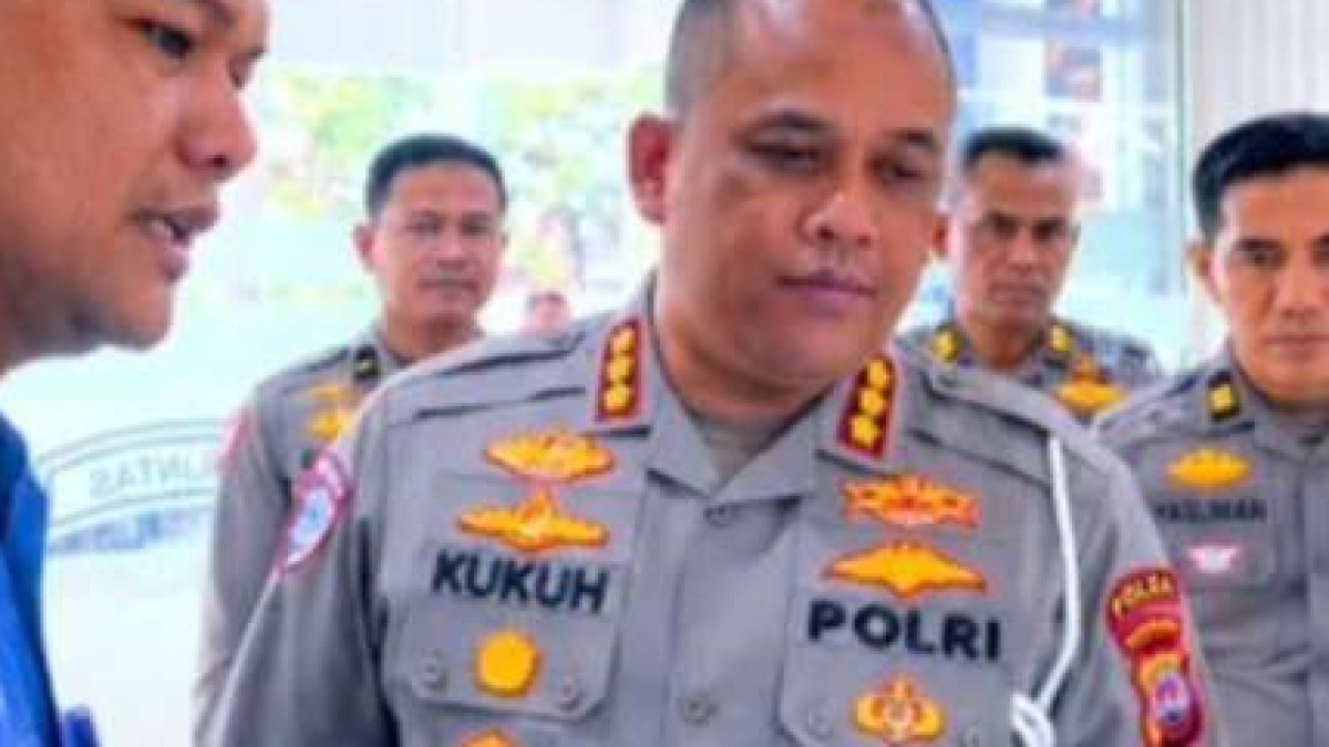 Petugas kepolisian Polda Sumbar saat memberikan sosialisasi tertib lalu lintas dalam Operasi Patuh Singgalang 2026.