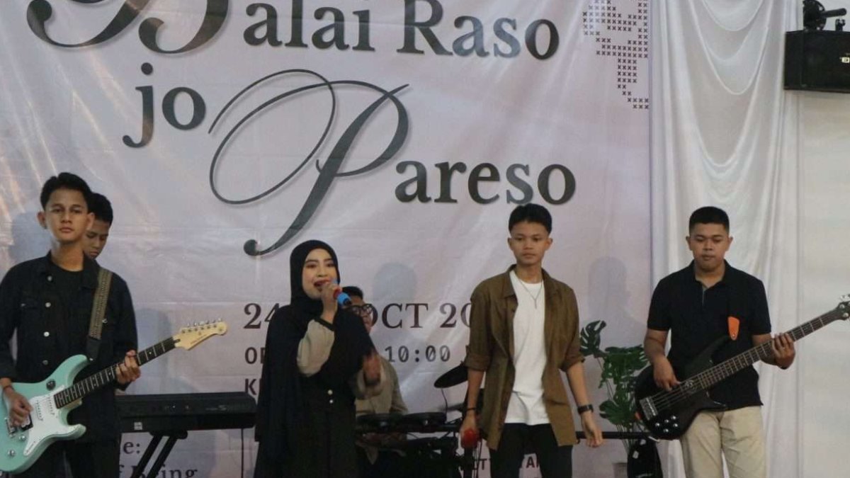 Penampilan kelompok seni Madra Swara MAN 2 Padang dalam Festival Kesehatan Mental Kota Padang.