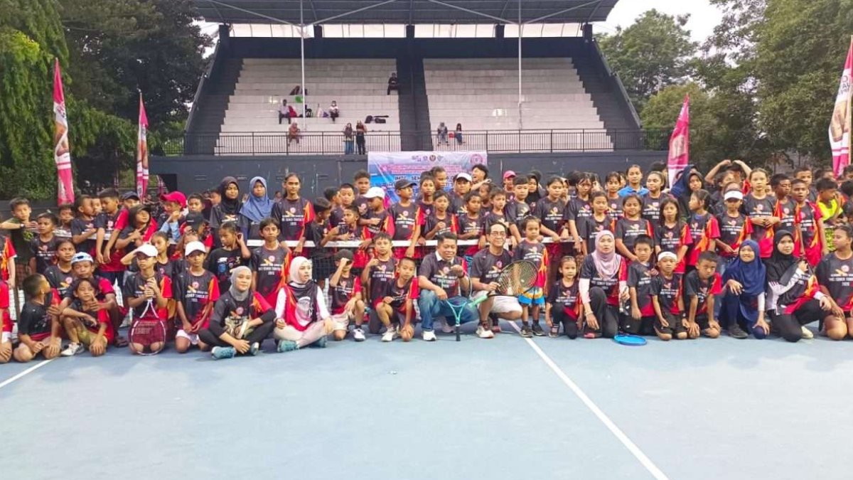 Rektor Unhas membuka Kejurnas Tenis Junior IMTC-Semen Tonasa Cup di Lapangan Tenis Karebosi, Makassar.