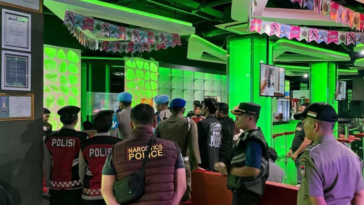 Petugas kepolisian melakukan razia narkoba di salah satu tempat hiburan malam di Kota Padang, Sumatera Barat.