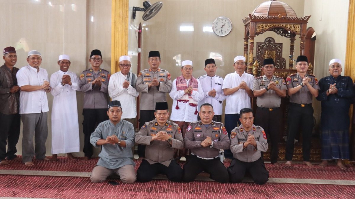 Kapolres Pasaman Barat, AKBP Agung Tribawanto, berdialog dengan warga dalam kegiatan Jumat Keliling di Masjid Al-Falah.