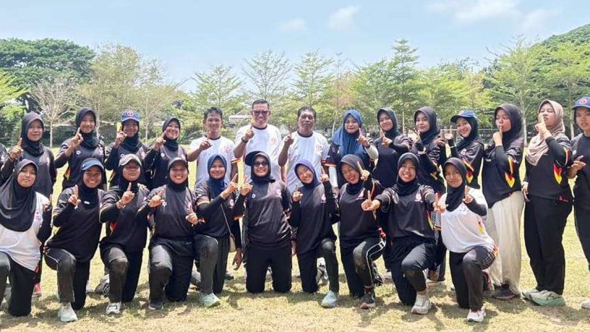 Tim cricket putri Sumatera Barat merayakan kemenangan telak atas Lampung di Kejurnas Cricket 2026, Bali.