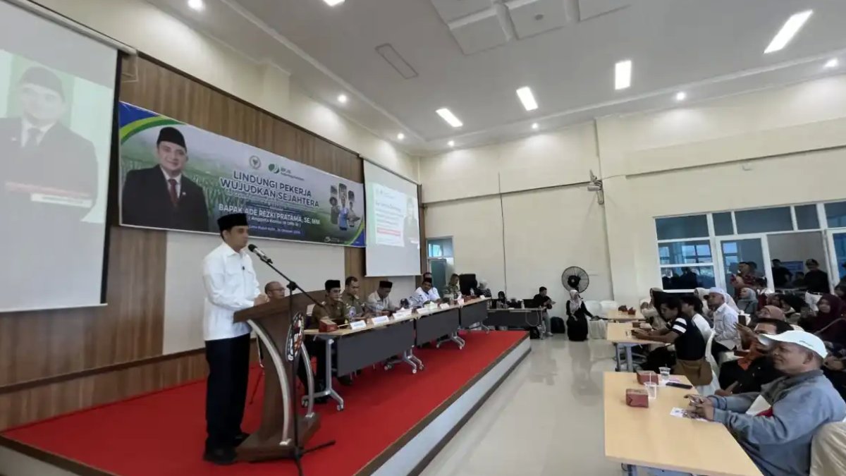Ade Rezki Pratama saat mensosialisasikan pentingnya BPJS Ketenagakerjaan kepada warga di Kabupaten Limapuluh Kota.