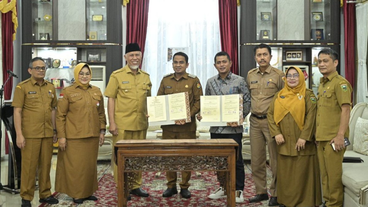 Gunungan sampah di TPA Regional Solok yang sudah melebihi kapasitas daya tampung.