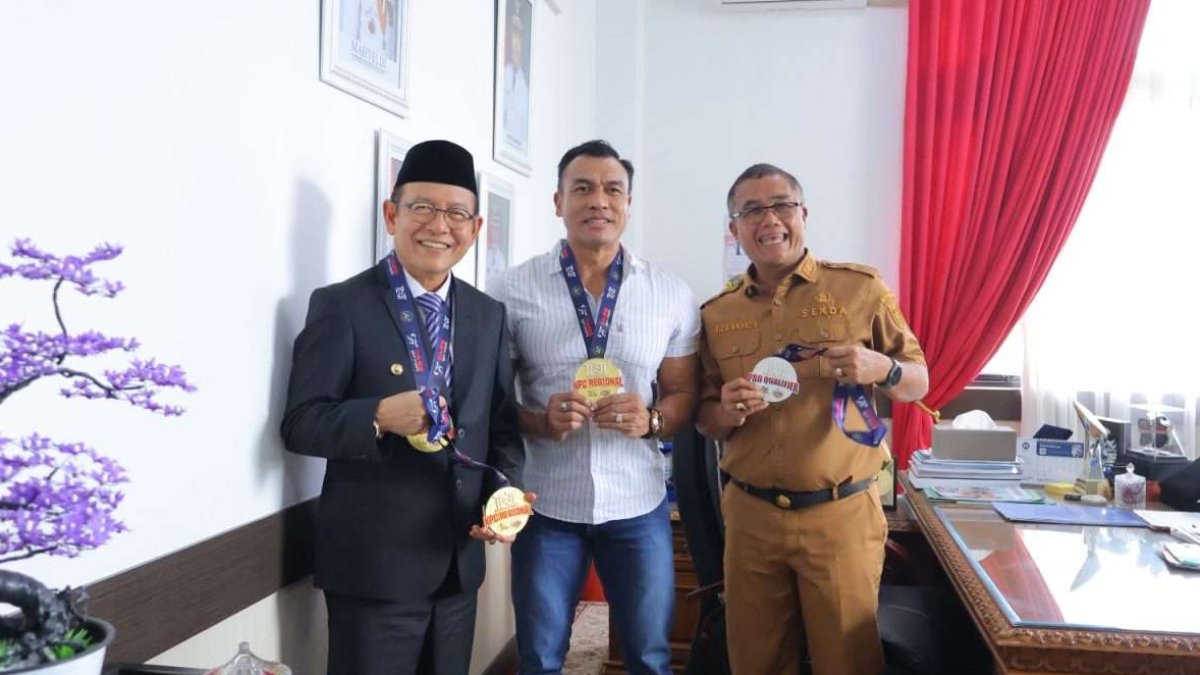 Binaragawan Gienno Soundana menunjukkan empat medali yang diraihnya di TNT Global Classic Malaysia saat disambut Wali Kota.