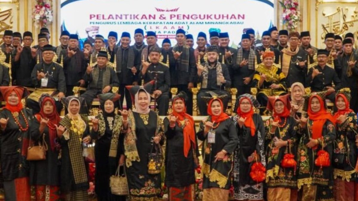 Wali Kota Padang mengukuhkan pengurus LKAAM periode 2026-2031 di Auditorium Universitas Baiturrahmah.