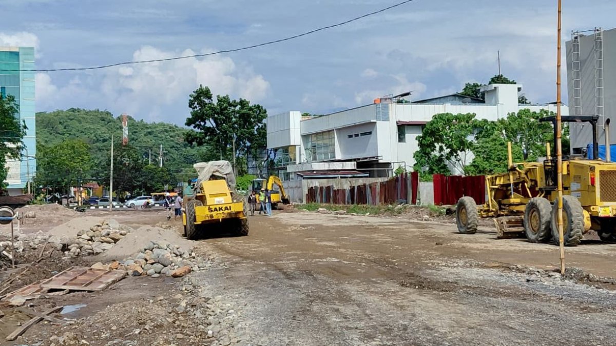 Pekerja sedang melakukan pembangunan jalan tembus Lolong Belanti menuju Khatib Sulaiman di Kota Padang.