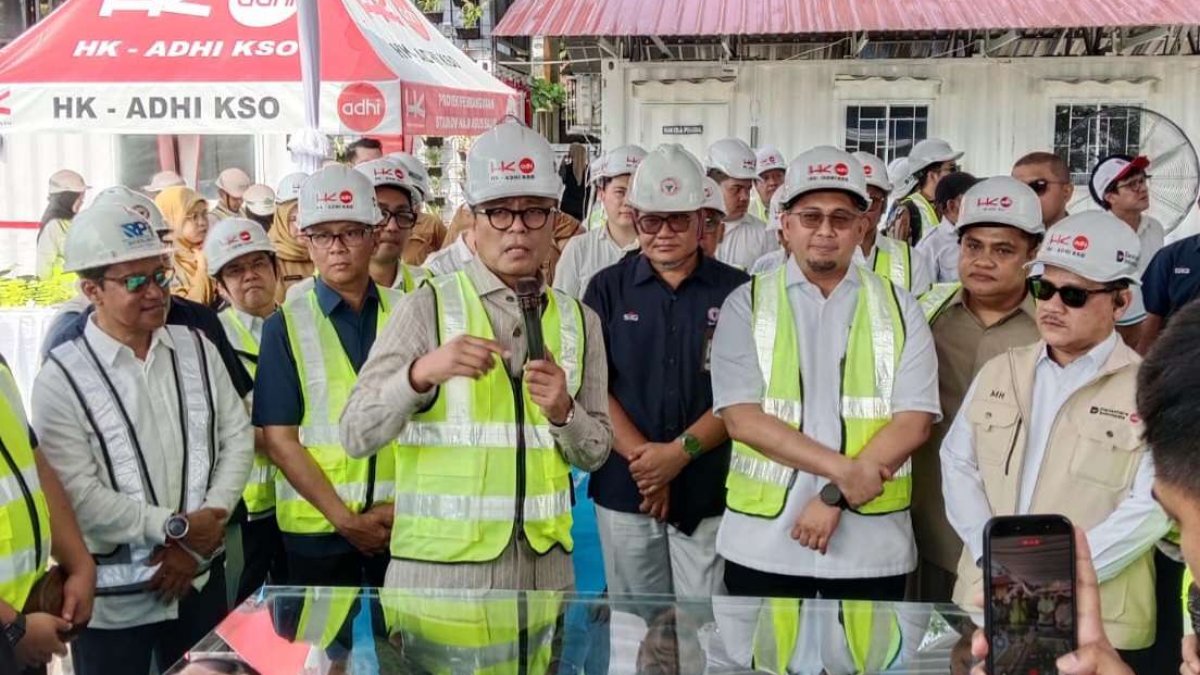 Dony Oskaria meninjau progres pembangunan Stadion Haji Agus Salim bersama Andre Rosiade dan Direktur Utama Hutama Karya.