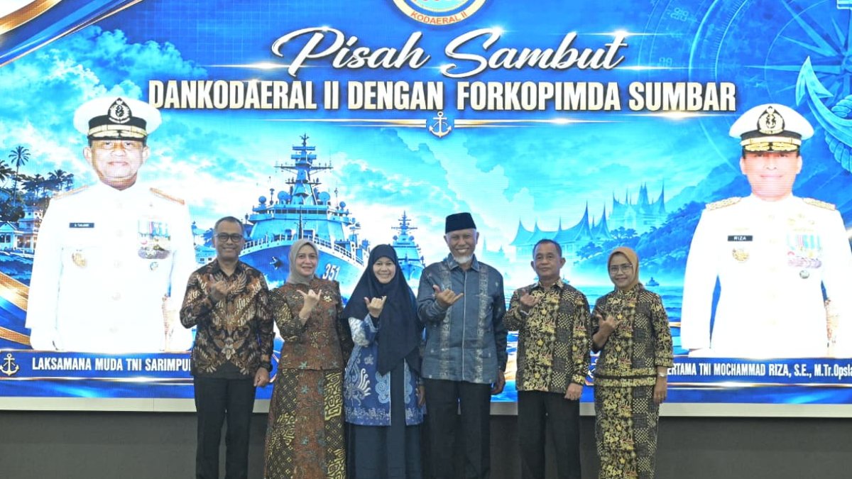 Gubernur Sumbar Mahyeldi saat menghadiri acara pisah sambut Komandan Kodaeral II di Auditorium Gubernuran.