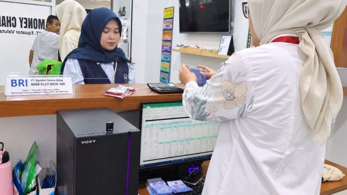 25 mahasiswa Universitas Muhammadiyah Jambi menukarkan valuta asing di Lapau Pitih Internasional Bandara Minangkabau.