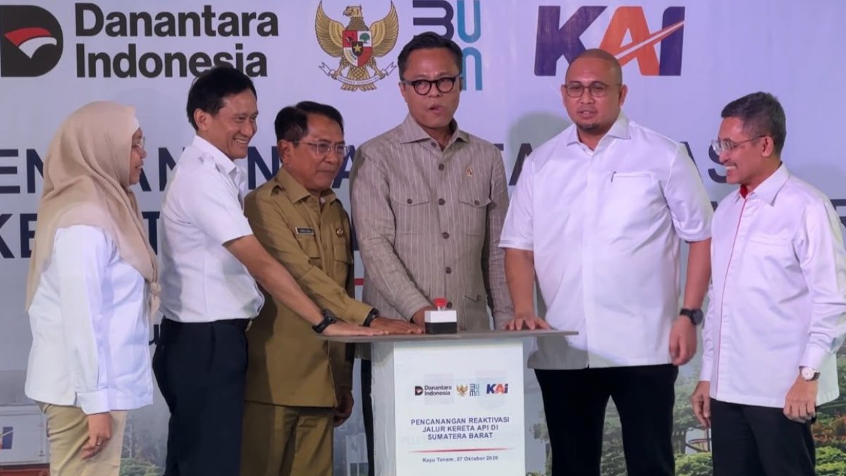 Dony Oskaria meresmikan reaktivasi jalur kereta api di Stasiun Kayu Tanam untuk mendukung pemerataan ekonomi Sumatera Barat.