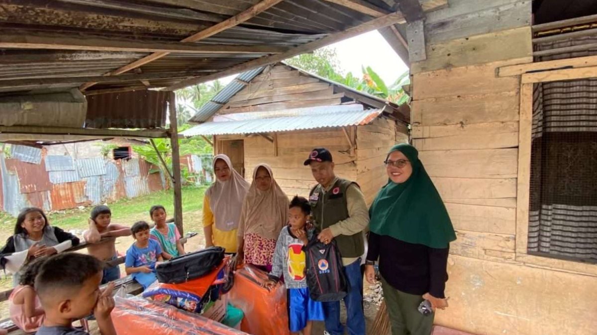 Petugas BPBD Pesisir Selatan menyerahkan bantuan logistik kepada keluarga korban selamat yang terseret ombak di Pantai Api-Ap