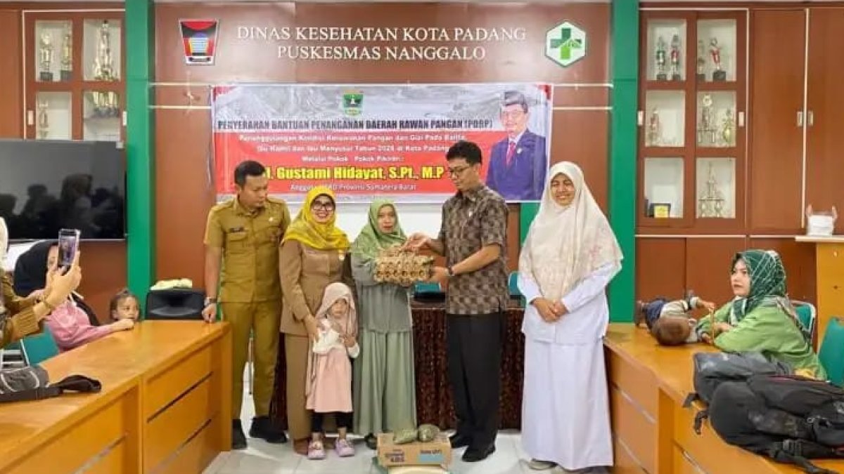 Anggota DPRD Sumbar Gustami Hidayat menyalurkan bantuan pangan untuk ibu hamil dan balita di Puskesmas Kota Padang.