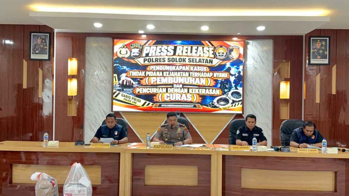 Dua tersangka pelaku curas yang menewaskan lansia di Solok Selatan saat dihadirkan dalam konferensi pers oleh pihak kepolisia