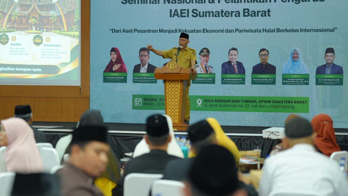 Gubernur Sumbar Mahyeldi melantik pengurus IAEI Sumbar untuk memperkuat ekonomi syariah dan pariwisata halal di pesantren.