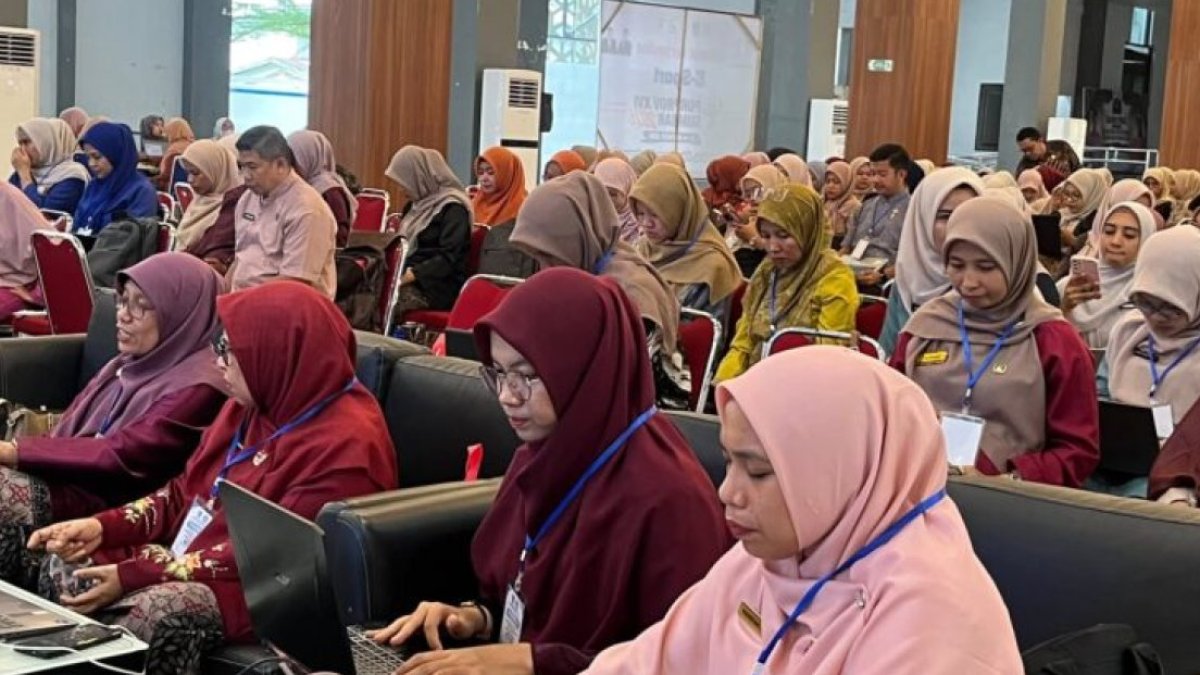Suasana bimbingan teknis pengembangan konten pembelajaran digital bagi guru-guru SMP di Youth Center Kota Padang.