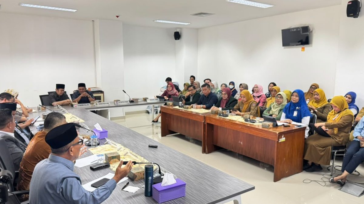 Rapat Komisi IV DPRD Kota Padang membahas evaluasi layanan kesehatan dan aspirasi pengemudi transportasi online.