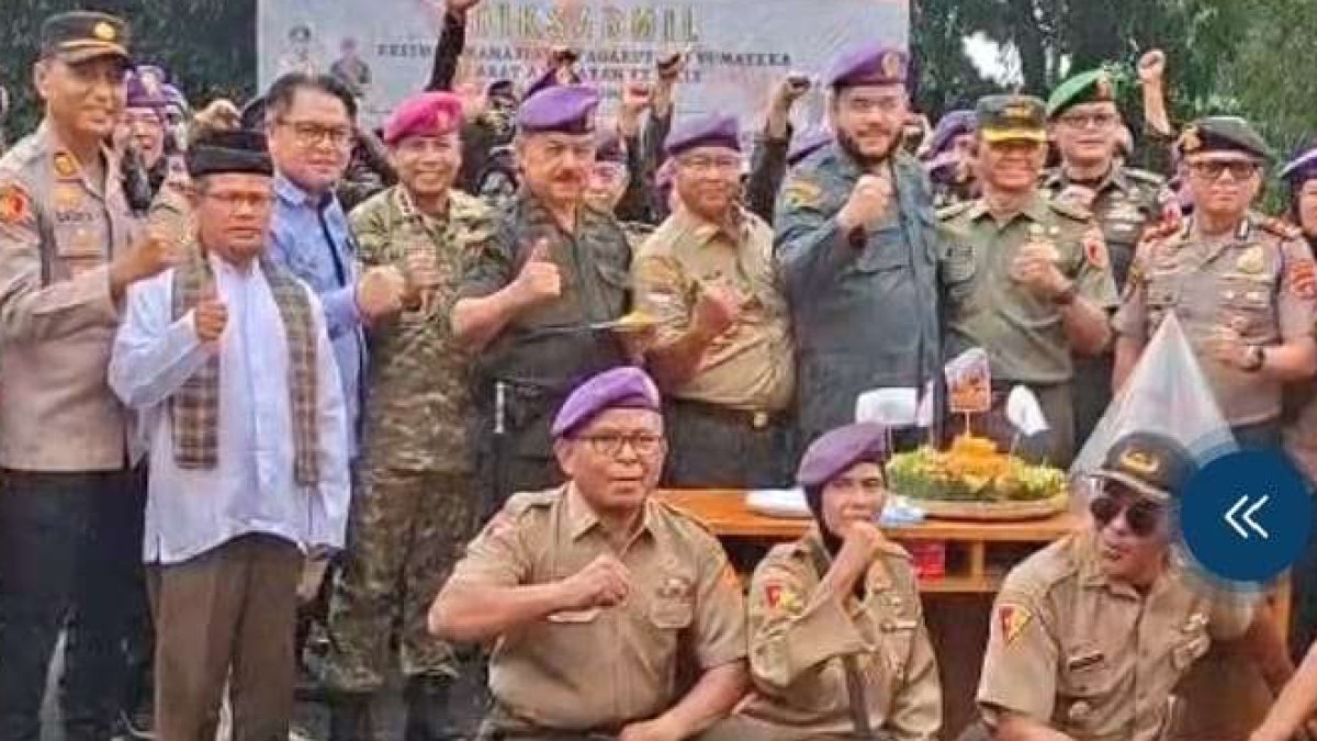Ketua DPP IARMI Sumbar memotong tumpeng saat perayaan HUT ke-46 di Kemah Bakti Kebangsaan Tahura Bung Hatta.