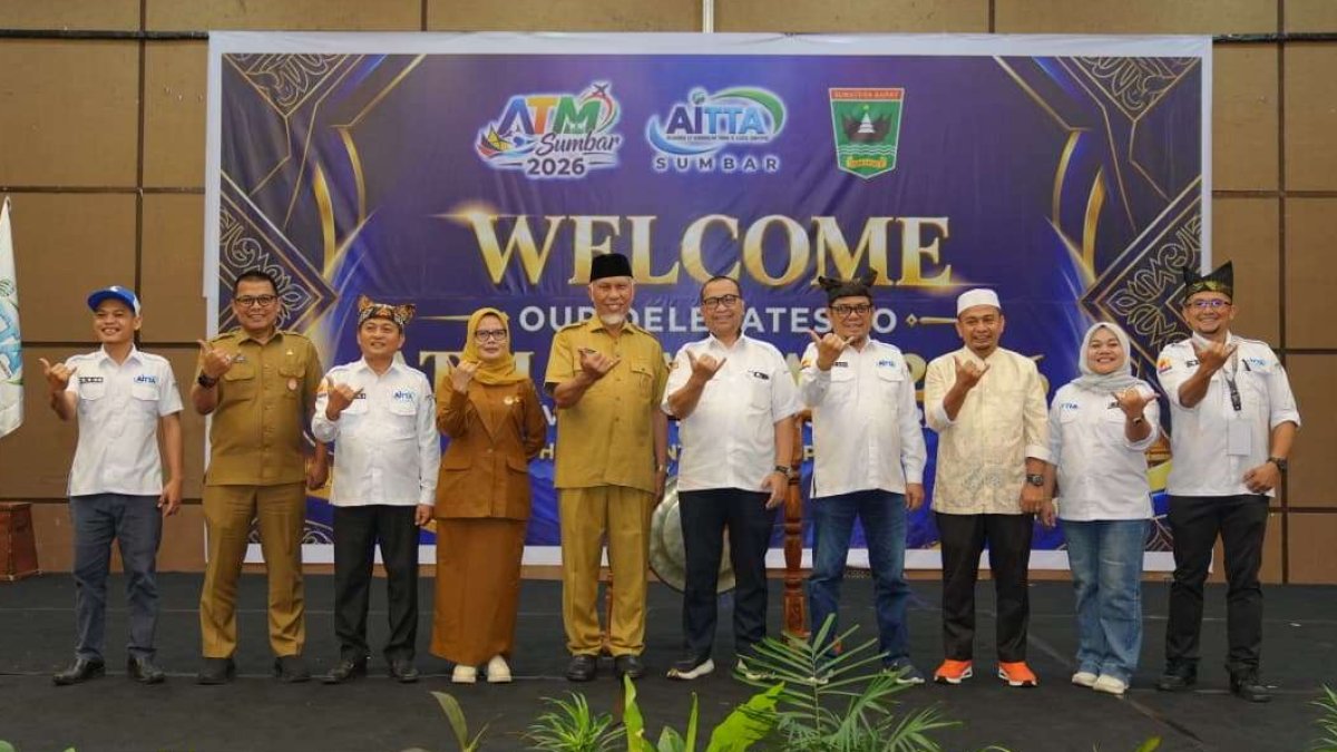 Gubernur Sumatera Barat Mahyeldi Ansharullah membuka acara AITTA Travel Mart 2026 di Hotel Truntum, Padang.