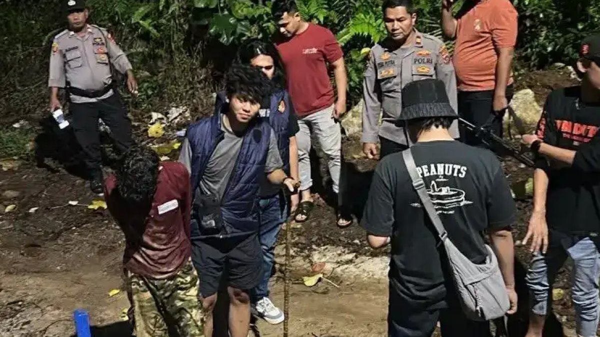 Pelaku pencurian komponen EWS banjir di Padang diamankan polisi beserta barang bukti besi dan kabel hasil curian.