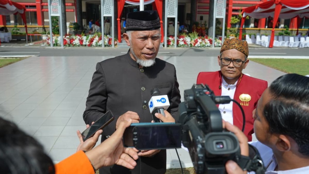 Gubernur Sumatera Barat Mahyeldi memimpin upacara peringatan Hari Sumpah Pemuda di halaman Kantor Gubernur Sumbar.