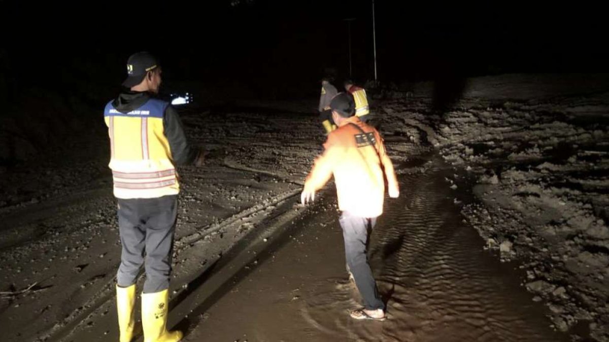 Material tanah longsor menutupi akses jalan utama di Sako Tapan, Pesisir Selatan akibat hujan deras.