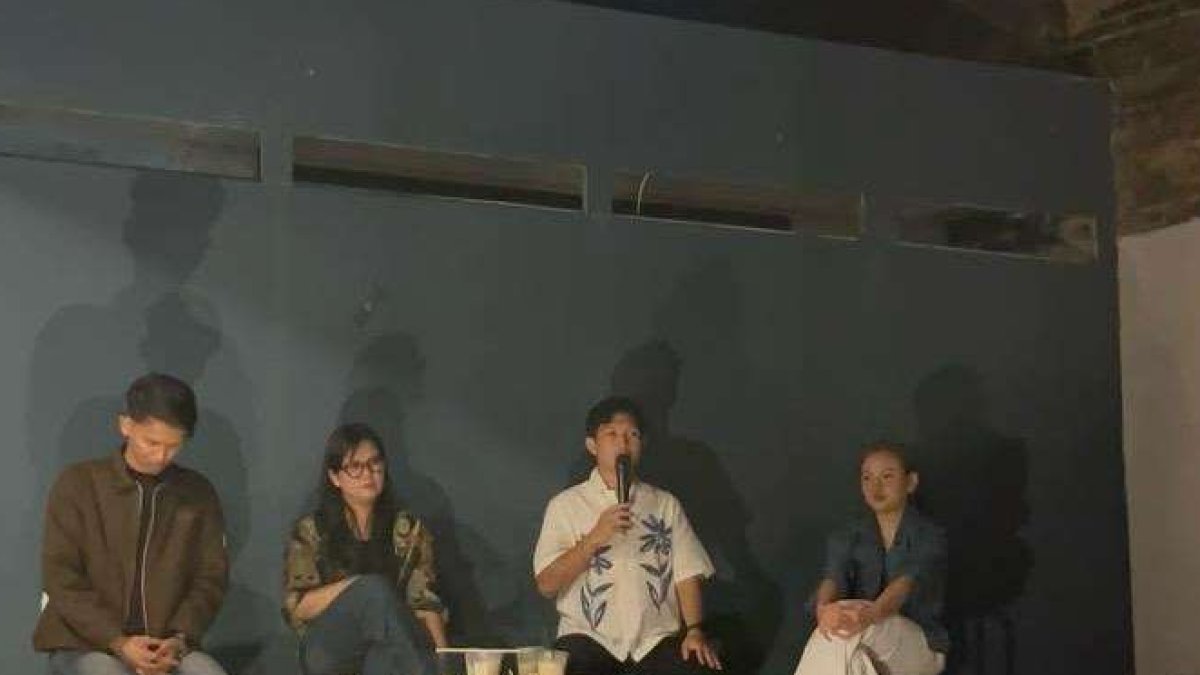 Suasana diskusi publik GMNI Padang bertajuk Refleksi 98 Tahun Sumpah Pemuda mengenai isu politik dan penegakan hukum.