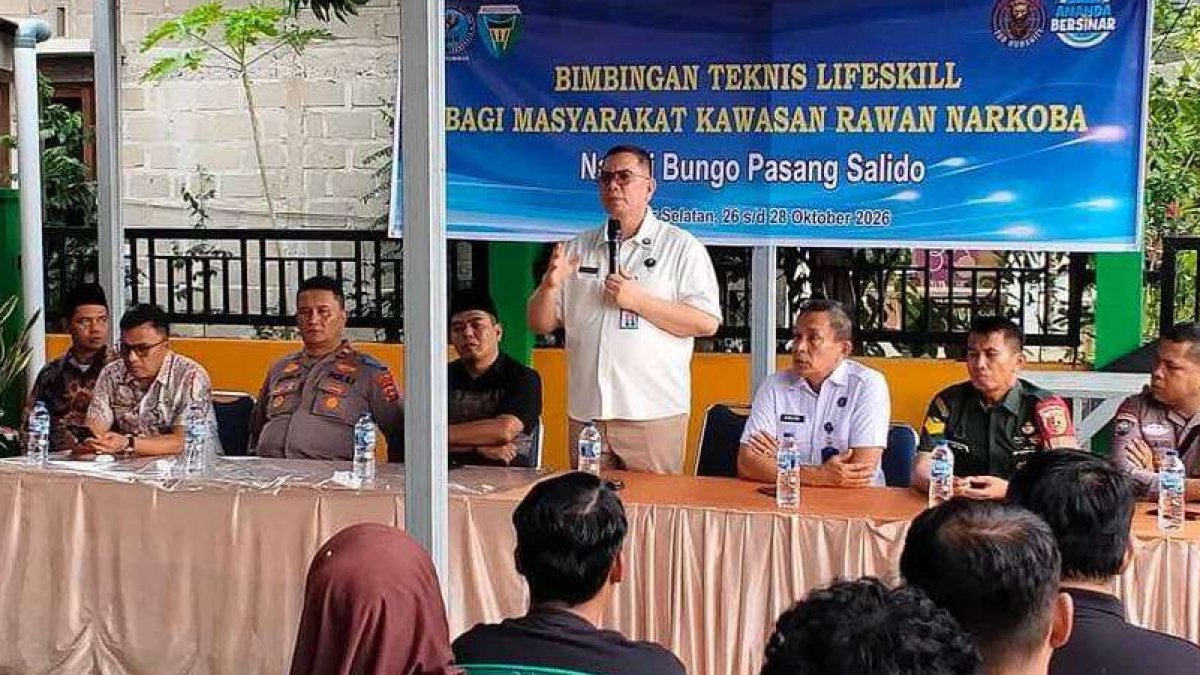 Kepala BNNP Sumbar memberikan bantuan peralatan usaha kepada pemuda dalam kegiatan Bimtek Lifeskill di Pesisir Selatan.