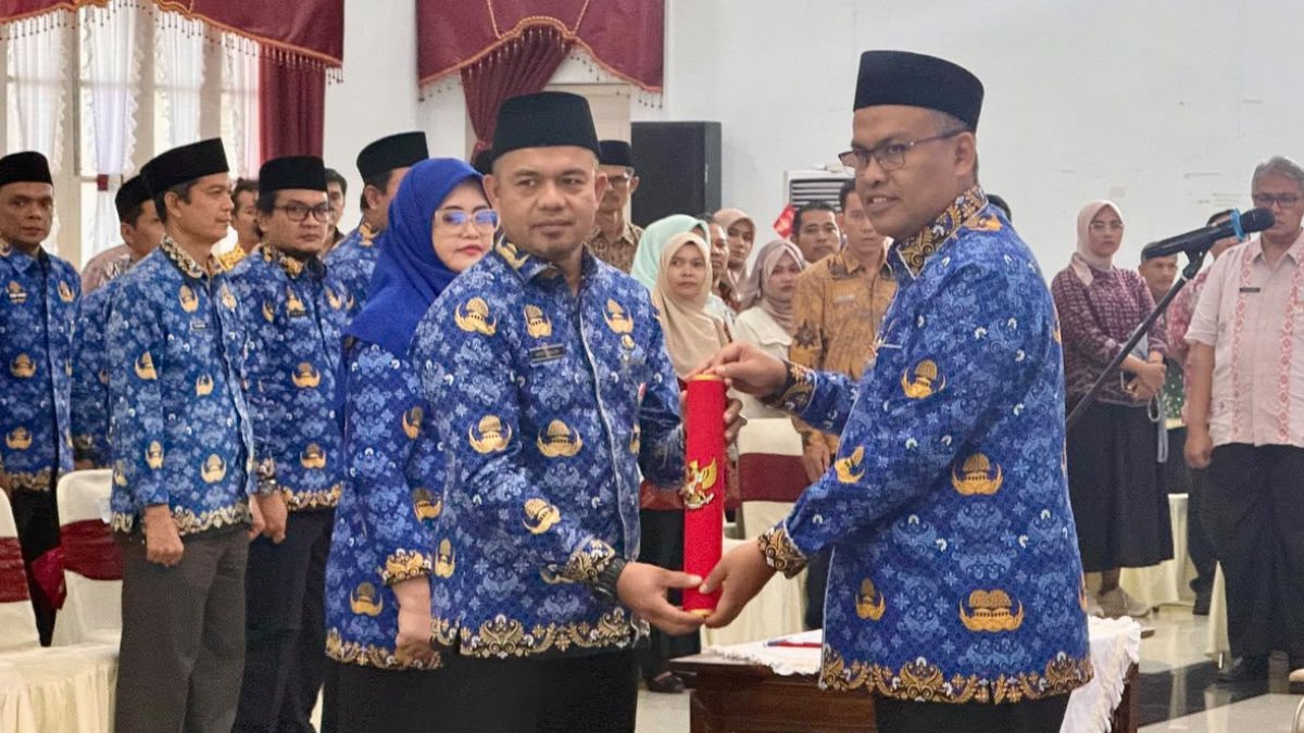 Sekretaris Daerah Sumbar, Arry Yuswandi, melantik 33 pejabat baru di Auditorium Gubernuran untuk memperkuat birokrasi.