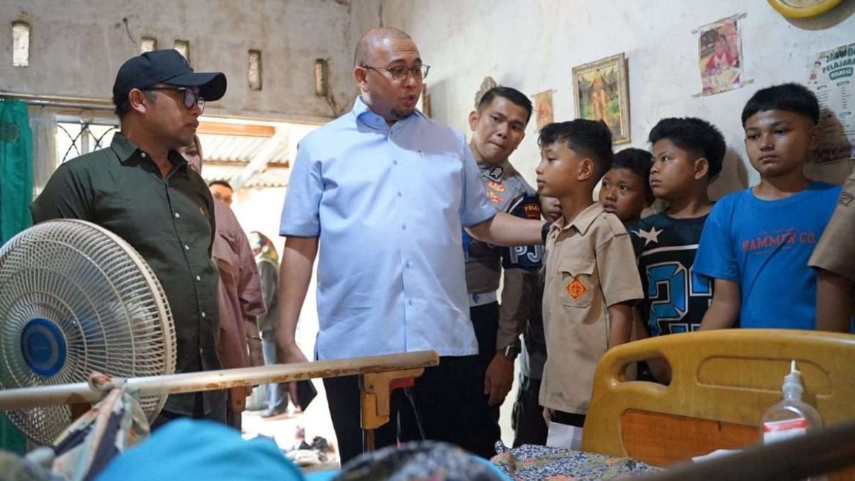 Bocah 11 tahun di Padang meminta bantuan Andre Rosiade untuk pengobatan kakaknya yang sakit selama 10 tahun.