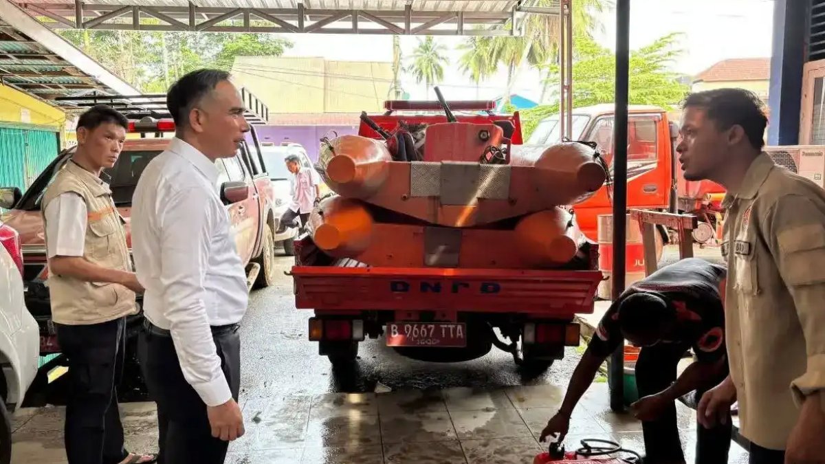 Sekda Dharmasraya memeriksa kesiapan peralatan dan armada BPBD sebagai langkah antisipasi menghadapi ancaman cuaca ekstrem.