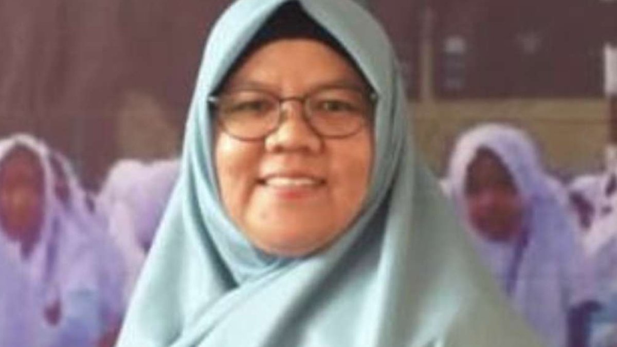 Seorang guru memberikan bimbingan karakter kepada anak-anak di lingkungan surau sebagai pusat pendidikan adab.
