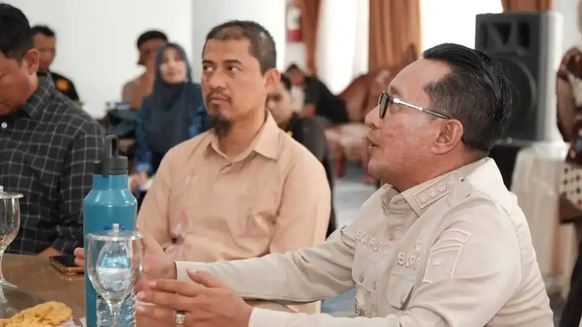 Bupati Tanah Datar Eka Putra berdiskusi dengan Kepala Bea Cukai Teluk Bayur terkait pengembangan ekspor produk UMKM lokal.