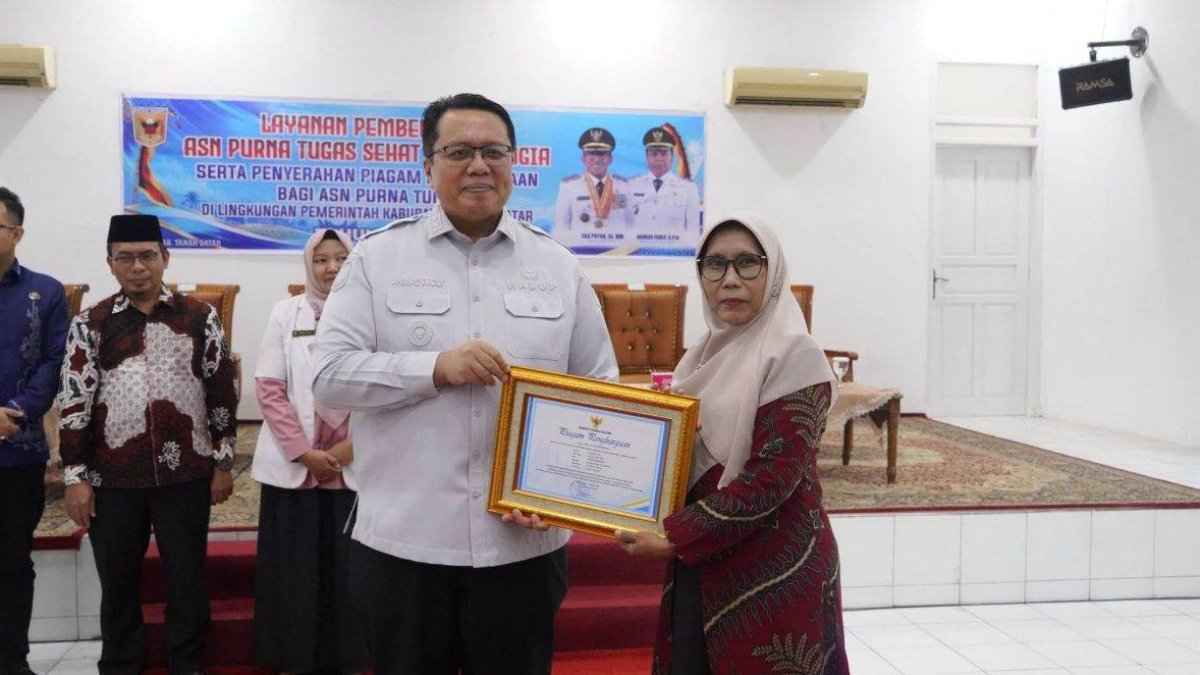 Wakil Bupati Tanah Datar melepas 62 ASN purna tugas dalam seremoni apresiasi di Aula Kantor Bupati Tanah Datar.