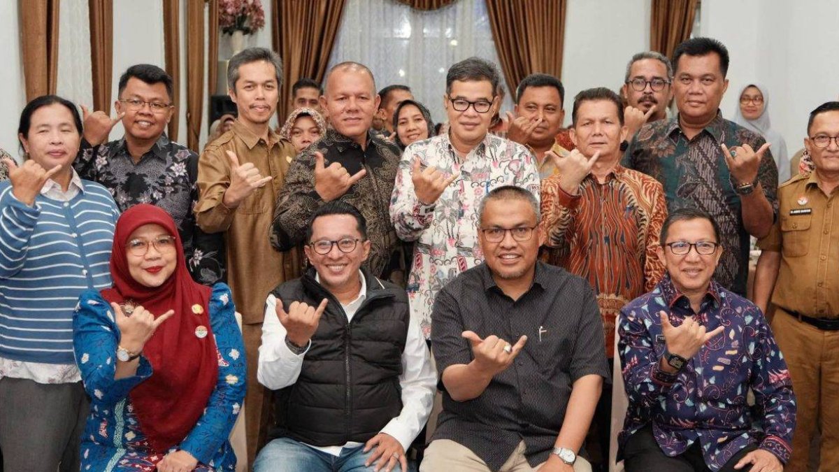 Pertemuan pejabat Pemprov Sumbar pembentukan Forum Komunikasi Asisten Ekonomi dan Pembangunan di Gedung Indojolito.