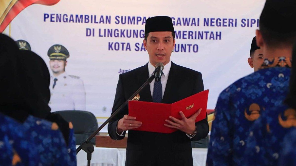 Wali Kota Sawahlunto melantik 63 PNS baru dalam prosesi pengambilan sumpah jabatan di Rumah Dinas Wali Kota.