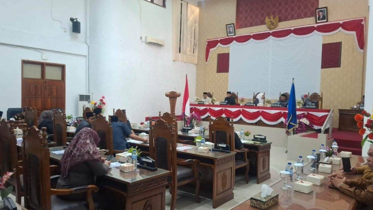 Wali Kota Sawahlunto Riyanda Putra memaparkan nota penjelasan Rancangan APBD 2027 dalam rapat paripurna DPRD.